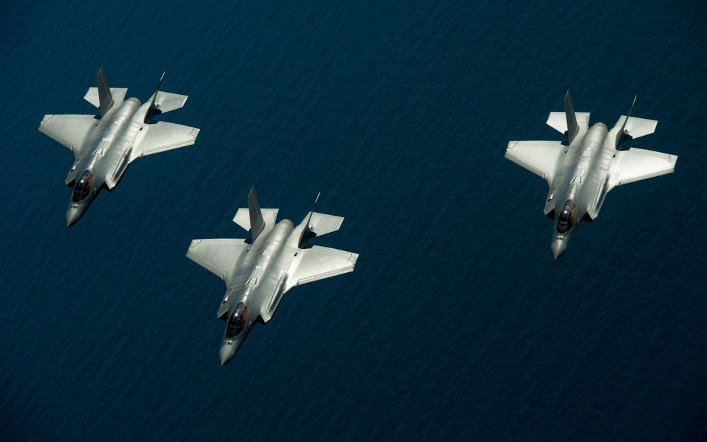 Обои для рабочего стола Три истребителя F-35, летящих над морем
