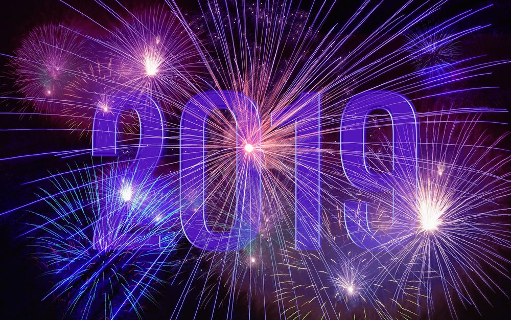 Обои для рабочего стола Цифры 2019 на фоне фейерверков на ночном небе, by Gerd Altmann