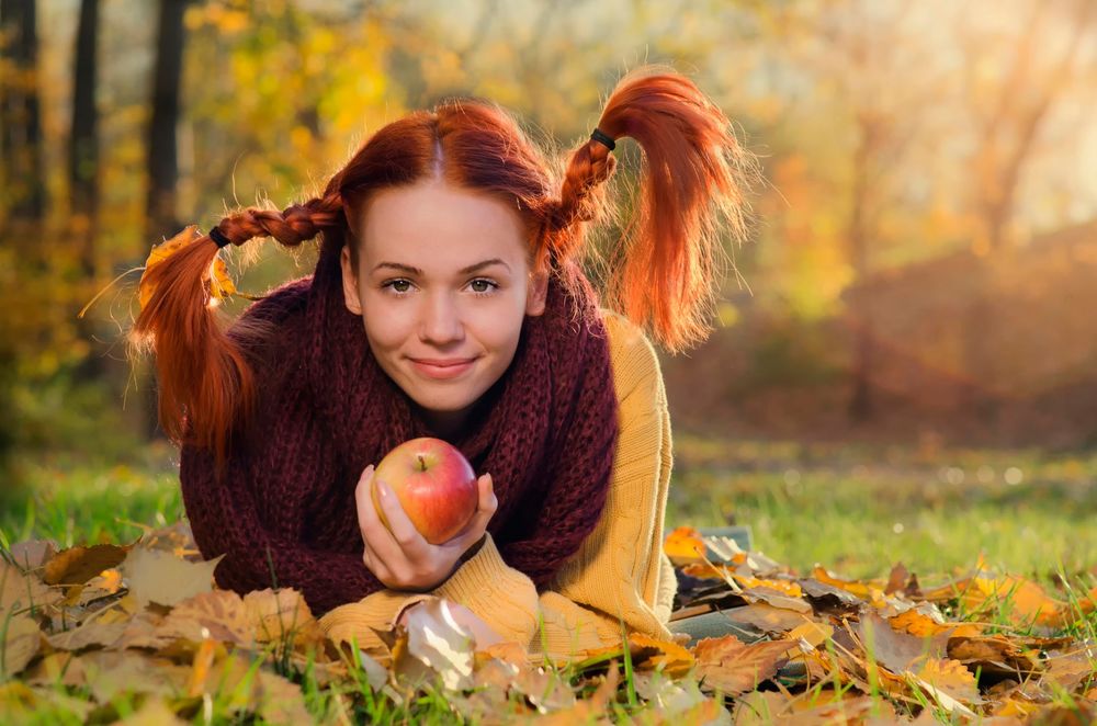 Фото девочка с яблоком