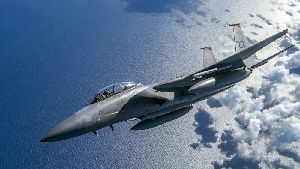 Обои для рабочего стола Истребитель F15 Eagle над морской рябью