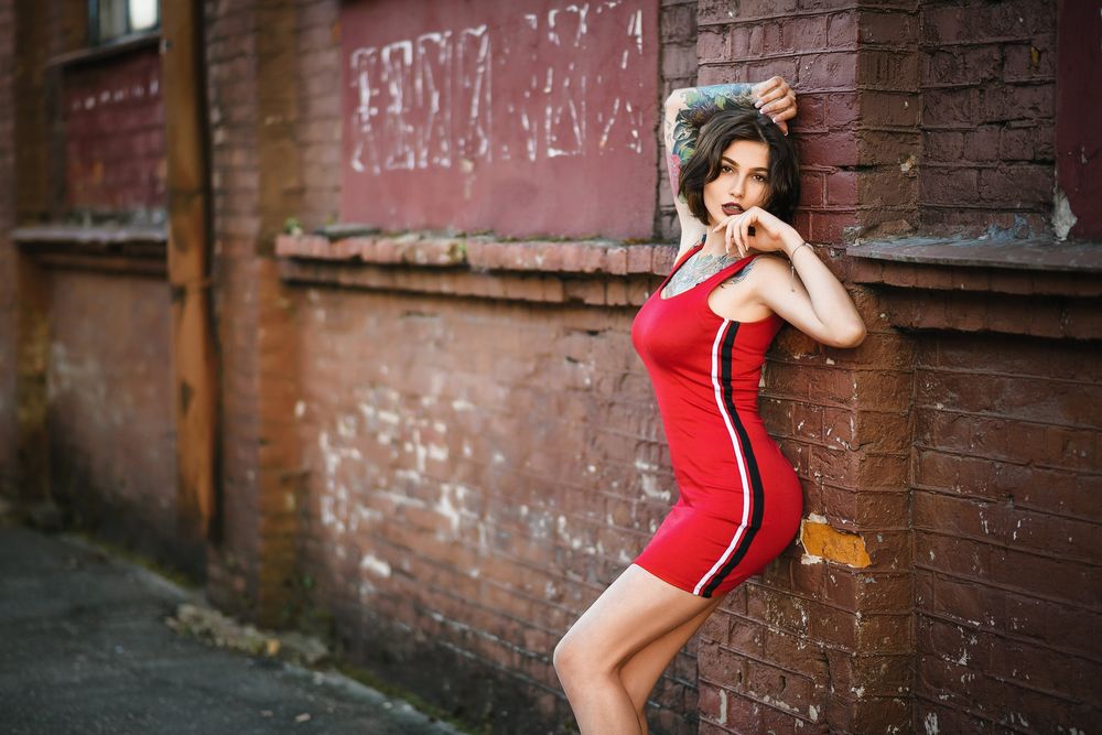 Обои для рабочего стола Фотомодель Дарья в красном платье стоит у стены, фотограф Дмитрий Медведь