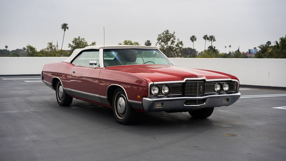 Обои для рабочего стола Бордовый Ford LTD Convertible 1972 года на многоуровневой стоянке в пасмурную погоду