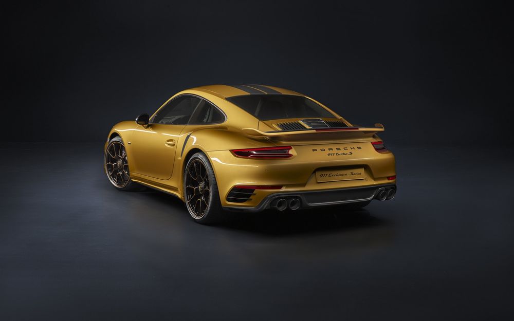 Обои для рабочего стола Золотистый Porsche 911 Turbo S на темном фоне