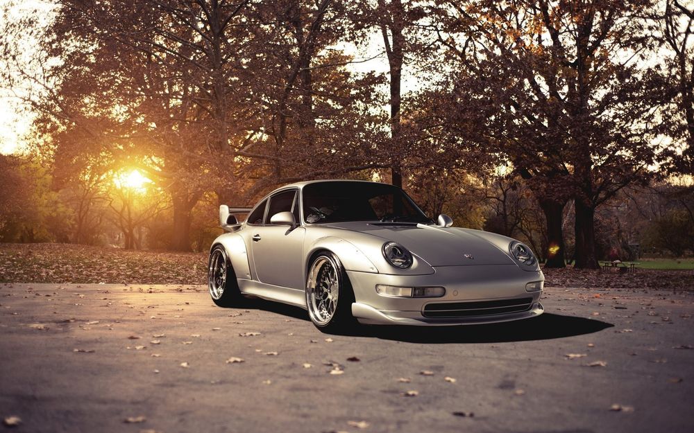 Обои для рабочего стола Серебристый Porsche 911 GT2 в осеннем парке