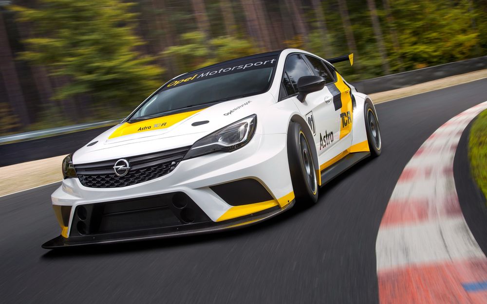 Обои для рабочего стола Спортивный Opel Astra TCR на гоночной трассе
