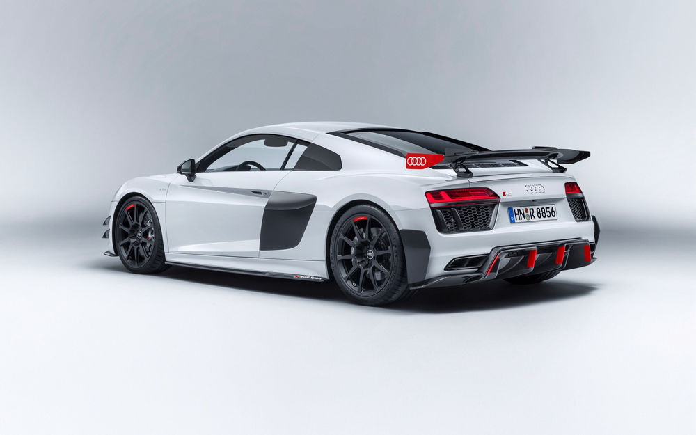 Обои для рабочего стола Тюнингованный Audi R8 на светлом фоне