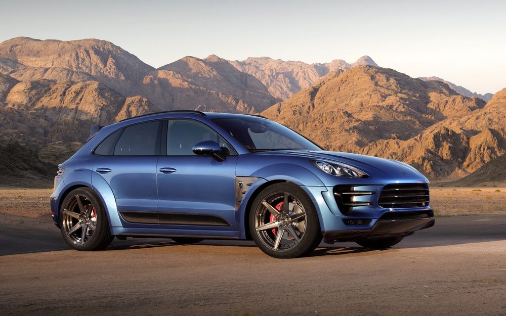 Обои для рабочего стола Синий Porsche Macan на фоне гор в ясную погоду