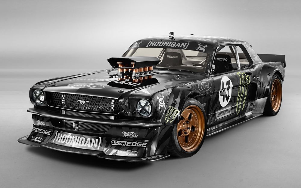 Обои для рабочего стола Форсированный Ford Mustang Hoonicorn Кена Блока на сером фоне