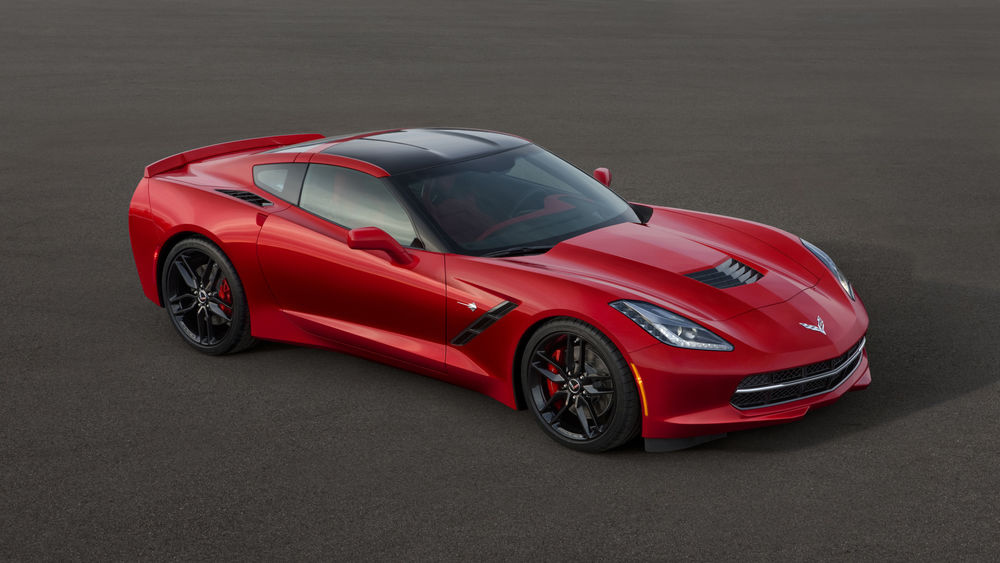 Обои для рабочего стола Красный Chevrolet Corvette Stingray на фоне асфальта