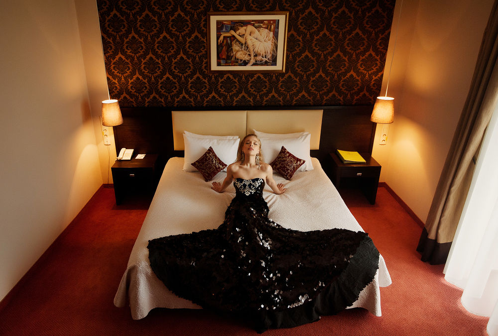 Обои для рабочего стола Модель Елена в шикарном платье на кровати, фотограф Ann Nevreva