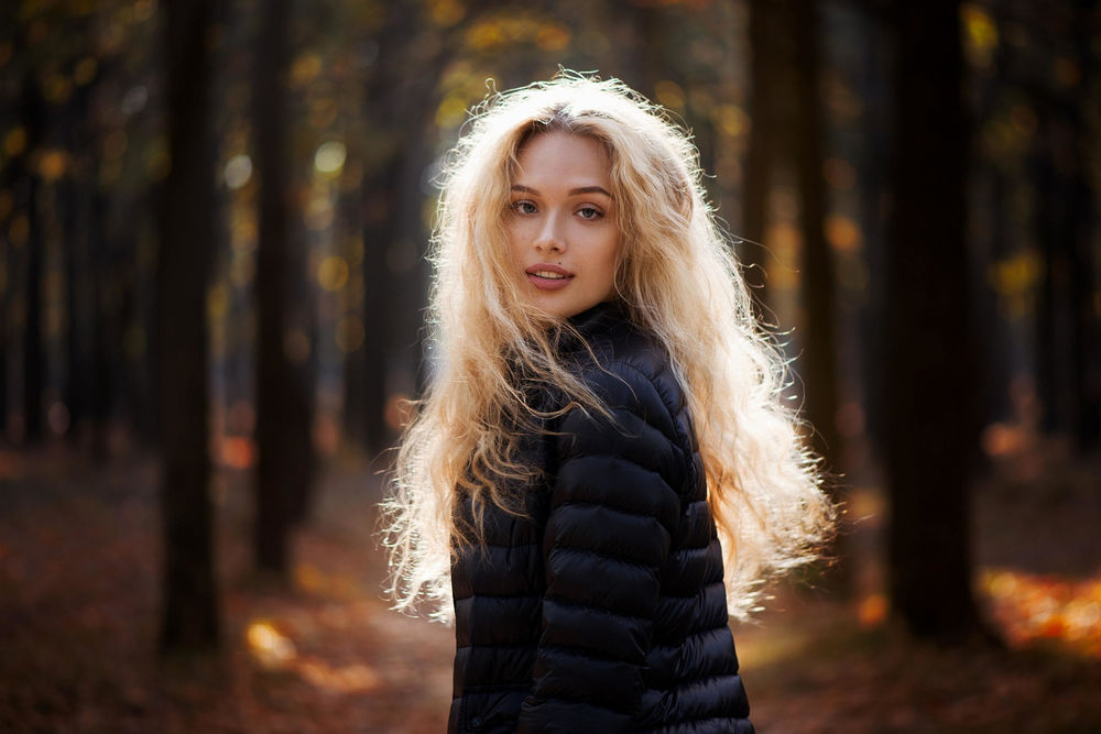 Обои для рабочего стола Модель Елена на фоне осеннего леса, фотограф Ann Nevrevaна