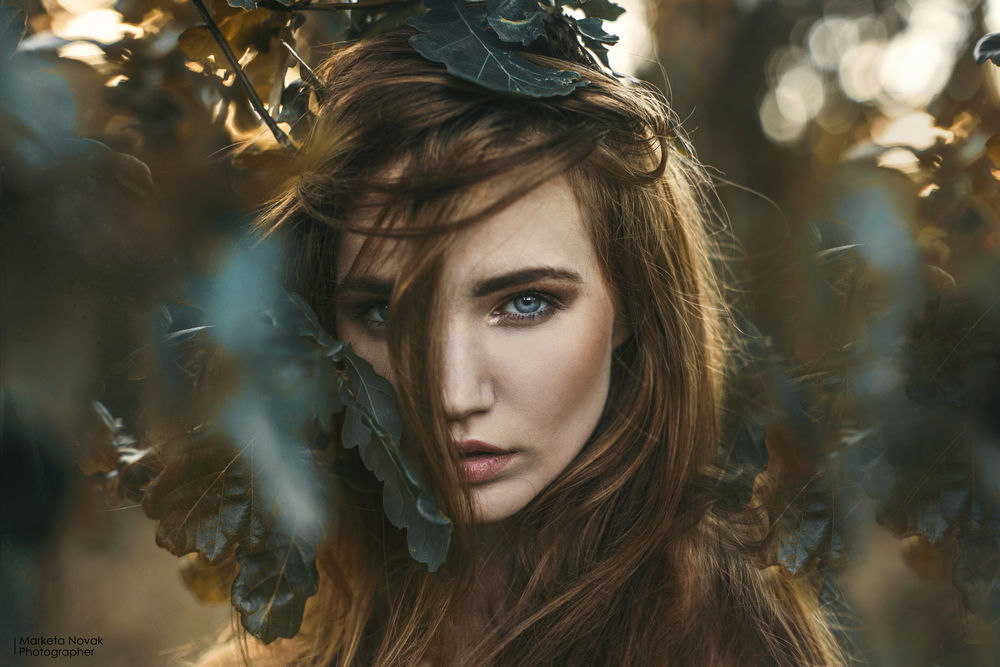 Обои для рабочего стола Модель Elizabeth Janku стоит за листвой, by Marketa Novak / Маркета Новак