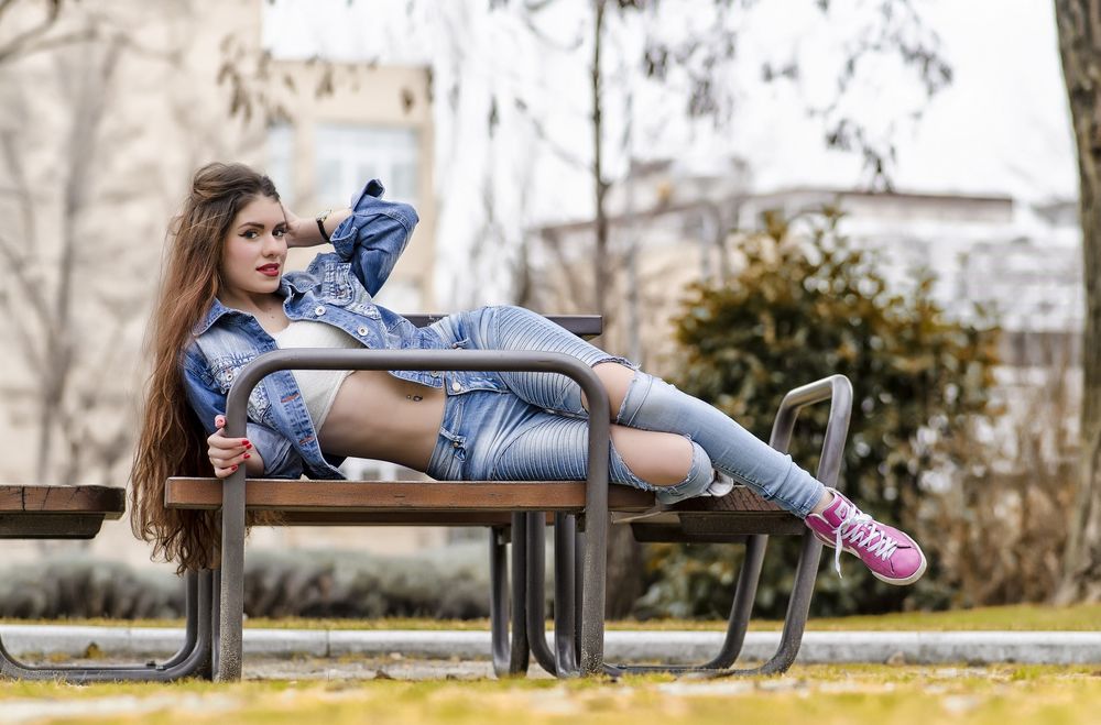 Обои для рабочего стола Gabriela лежит на скамейках в парке