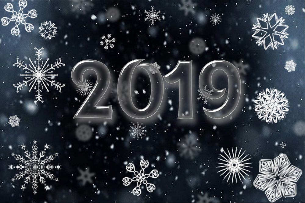 Обои для рабочего стола На фоне со снежинками цифры 2019