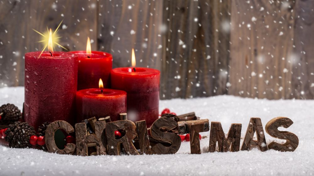 Обои для рабочего стола Надпись Christmas / Рождество с красными свечами