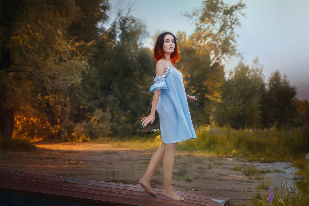 Обои для рабочего стола Модель в голубом платье стоит босиком. Фотограф Alexander Drobkov