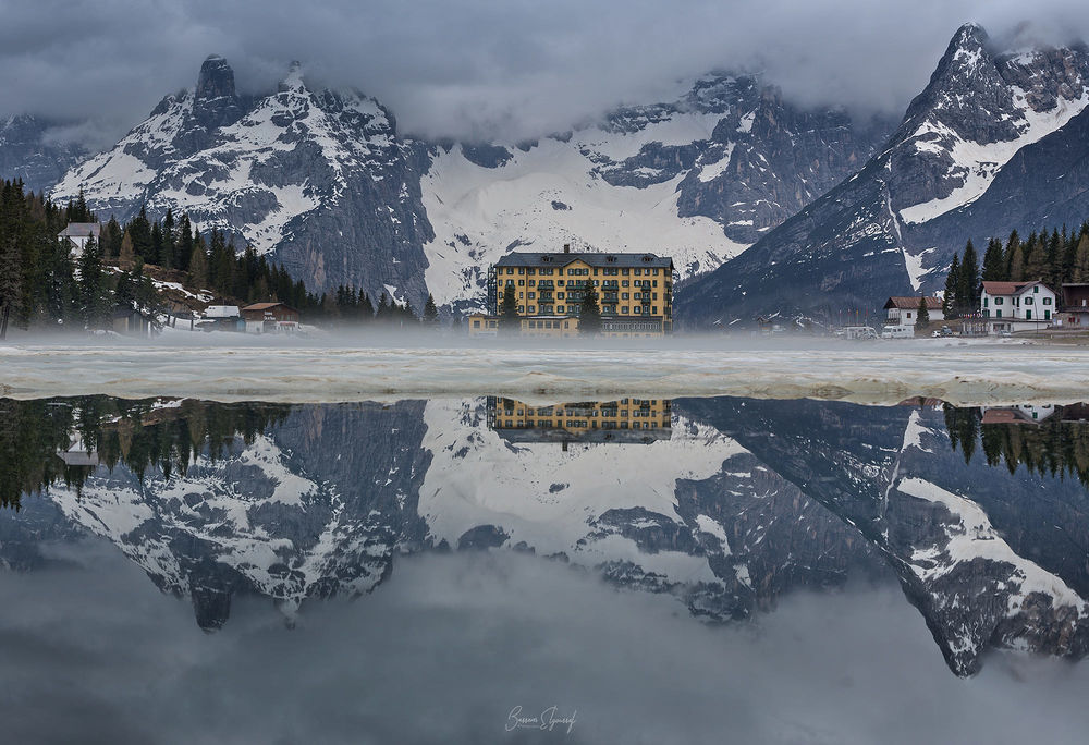 Обои для рабочего стола Гостиница на Lake Misurina, Italian / Мисуринском озере, Италия. Фотограф Bassem Elyoussef