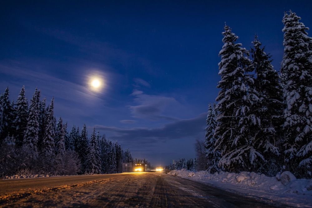 Обои для рабочего стола Загородная зимняя трасса лунной ночью, Пермский край, фотограф Андрей Козлов