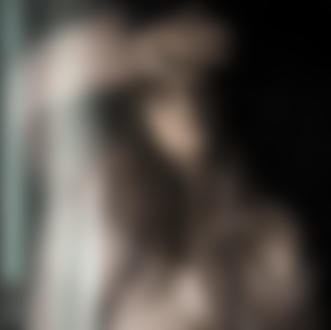 Обои на рабочий стол Девушка Noelia за окном в каплях от дождя, фотограф J. A. Roman
