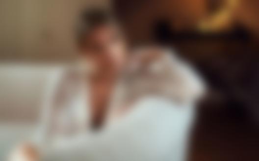 Обои на рабочий стол Девушка Megan сидит на белом диване. Фотограф Maarten Quaadvliet