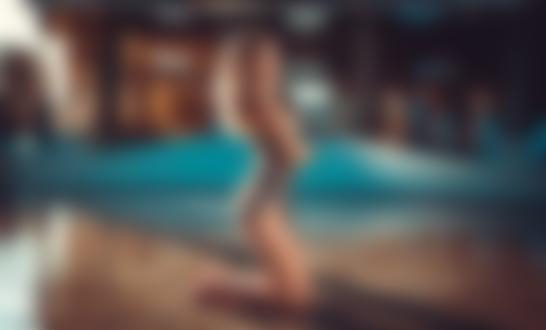 Обои для рабочего стола Модель Francesca стоит в бассейне на коленях, фотограф Marco Squassina