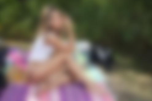 Обои для рабочего стола Полуобнаженная девушка сидит на коврике на природе