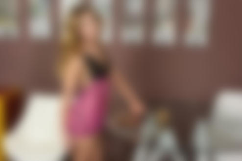 Обои на рабочий стол Модель Kaleesy позирует у стеклянного стола