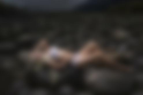 Обои на рабочий стол Блондинка в нижнем белье лежит на каменной реке
