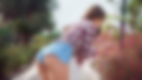 Обои для рабочего стола Модель Lika Dolce в шортах нагнулась к цветам