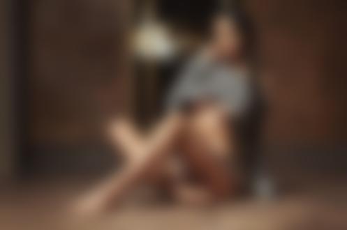 Обои на рабочий стол Модель Helga Lovekaty сидит на полу, фотограф Nikolas Verano