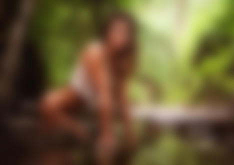 Обои на рабочий стол Девушка стоит в воде, фотограф Miki Macovei