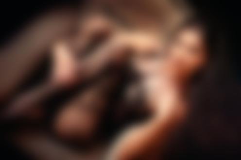 Обои для рабочего стола Сексуальная брюнетка позирует в кресле, фотограф Giovanni Zacche