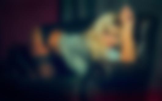 Обои на рабочий стол Блондинка в чулках позирует в кресле