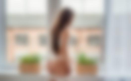 Обои для рабочего стола Девушка стоит в нижнем белье стоит у окна. Фотограф Георгий Дьяков