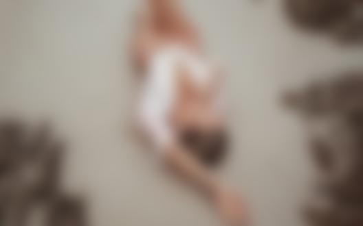 Обои на рабочий стол Модель Лариса Ульянова лежит на песке. Фотограф Сергей Фрейер