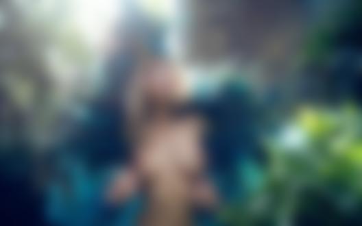 Обои на рабочий стол Девушка позирует в маскарадном костюме обнажив грудь, фотограф Slinky-Aleksandr
