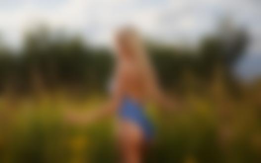Обои для рабочего стола Модель Екатерина Ширяева в голубом купальнике стоит среди травы. Фотограф Dmitriy Lobanov