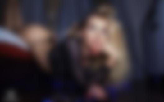 Обои на рабочий стол Блондинка лежит на полу с гирляндами огней, фотограф 2urikov Rodion