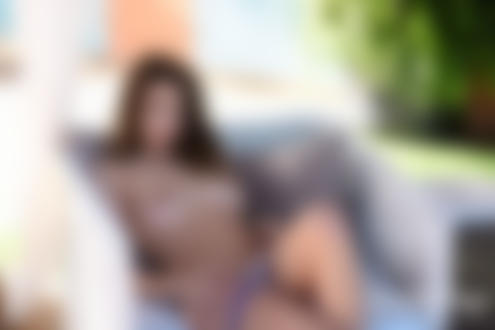Обои на рабочий стол Модель Emelia Paige позирует сидя в плетеном кресле