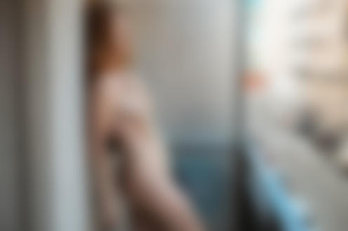 Обои для рабочего стола Модель Anastasia Nadezhina / Анастасия Надежина стоит на балконе, фотограф Дмитрий Левыкин