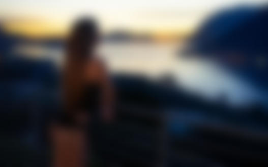 Обои на рабочий стол Модель Isabelle стоит на балконе и любуется видом на озеро Iseo, by Marco Squassina