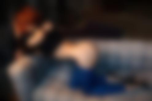 Обои на рабочий стол Модель Альбина Ладыжкина позирует на диване. Фотограф Алексей Трифонов