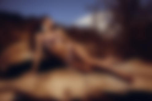 Обои на рабочий стол Девушка в нижнем белье сидит на камнях, фотограф Evgeniy Potanin
