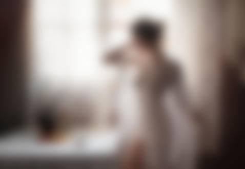 Обои для рабочего стола Модель Злата стоит у стола. Фотограф Evgeny Loza