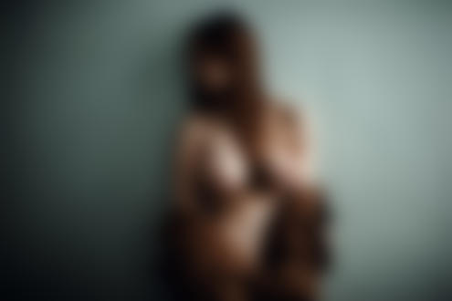 Обои на рабочий стол Девушка стоит у стены, фотограф Марат Сафин