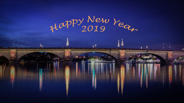 Обои на рабочий стол Надпись Happy New Year 2019! / Счастливого нового года 2019! на небе над мостом ночного города, by Andrew Bosak