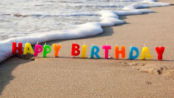 Обои на рабочий стол Цветные буквы Happy birthday / С днем рождения на берегу моря