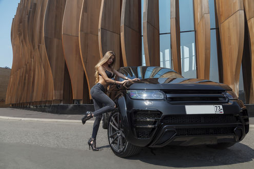 Обои на рабочий стол Модель Даша позирует у черного Range Rover, фотограф Aleksandr Bazilev