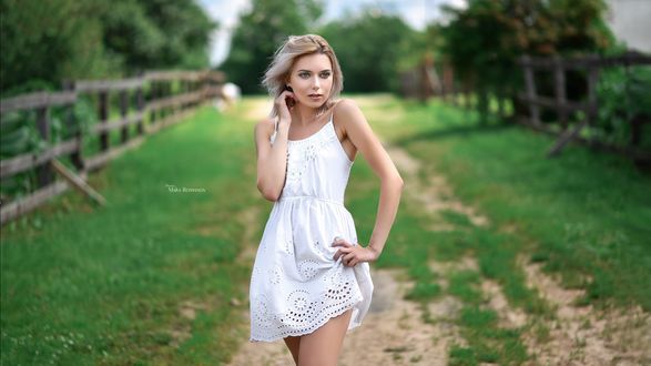 Обои на рабочий стол Девушка в белом платье на деревенской дороге, фотограф Максим Романов