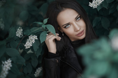 Обои на рабочий стол Модель Aнгелина Петрова в цветущем кусте, by Javier Ullastres